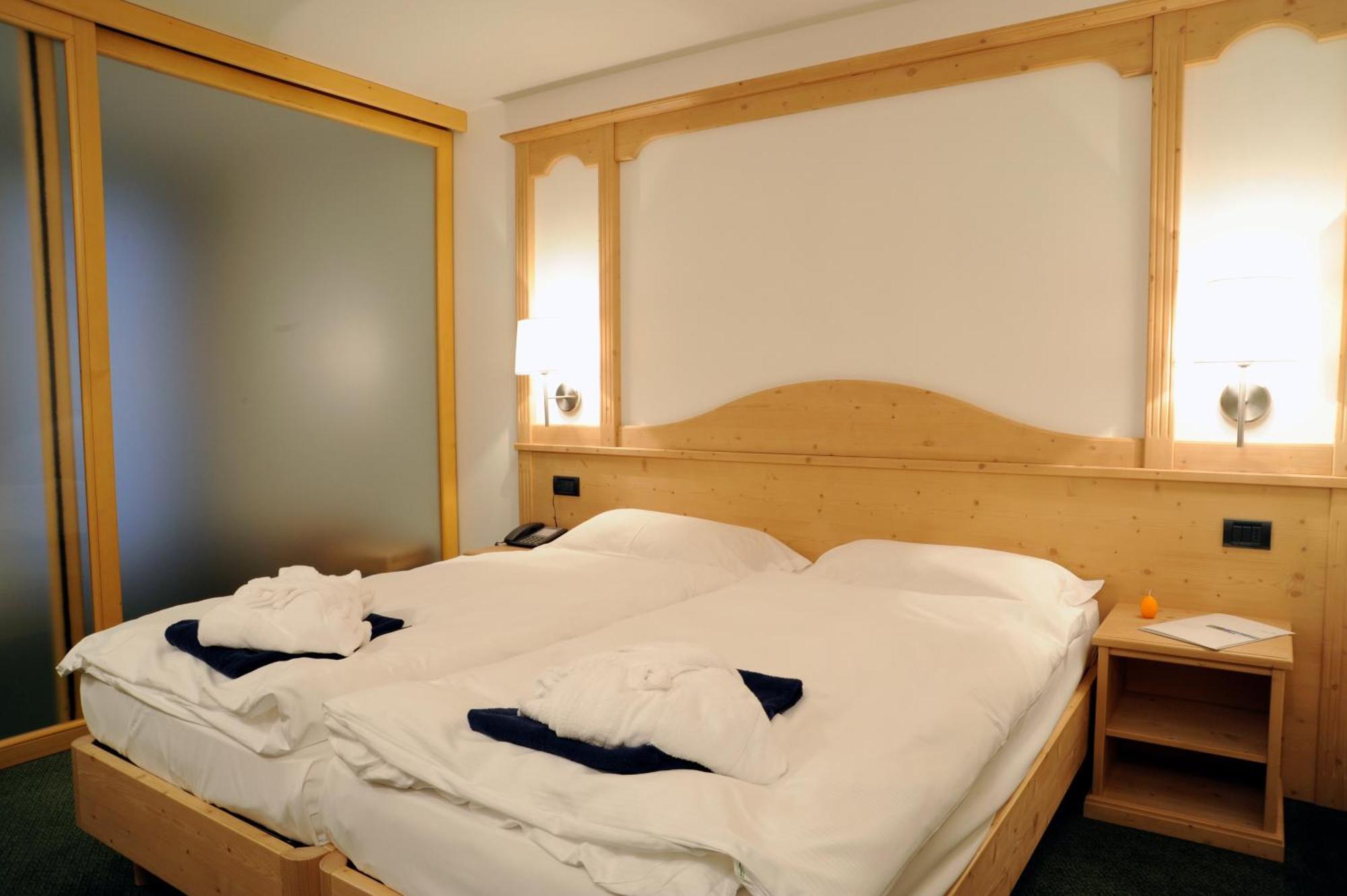 Alpine Mugon Hotel Vason Phòng bức ảnh